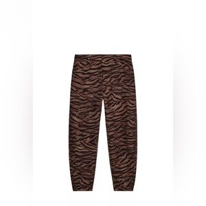 Zara Brand New Pants Size L
Animal Print